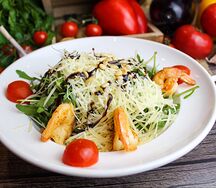 Руккола с авокадо и креветками