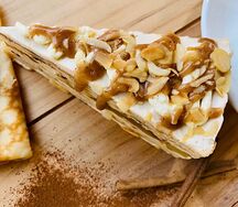 Торт блинный с яблоком и карамелью