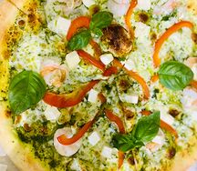 Пицца с креветками и соусом песто