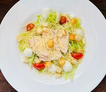 Салат Цезарь с курицей