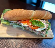 Сэндвич на багете с тунцом