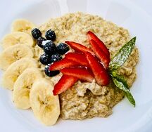 Каша овсяная с клубникой и бананом