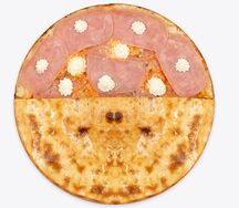 Пицца с ветчиной и сыром закрытая