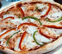 Пицца с перцем и курицей