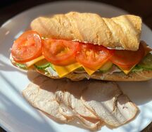 Сэндвич на багете с индейкой