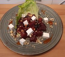 Салат с запеченной свеклой и сыром