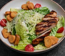 Салат Цезарь с домашней курицей