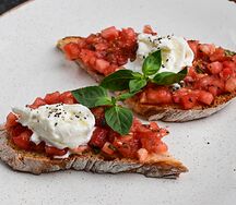 Брускетта с томатам и сыром страчателла