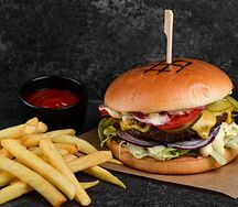 Бургер с мраморной говядиной, сыром и беконом