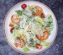 Салат Цезарь с креветками