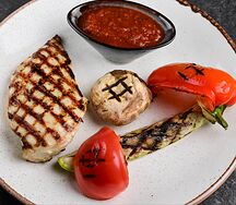 Куриная грудка с овощами