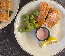 Скандинавская форель под сливочно-икорным соусом на подушке из шпината