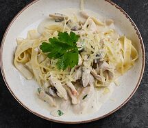 Паста с курицей и грибами