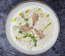 Ризотто с тигровыми креветками, кремом из мягких сыров