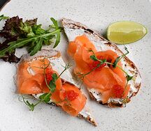 Брускетта с лососем