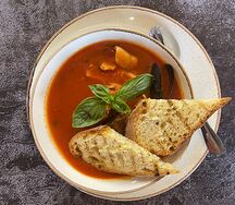 Томатный сицилийский суп с морепродуктами