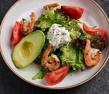 Креветки, авокадо и страчателла