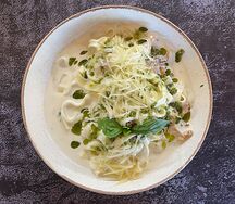 Паста с лисичками и мягкими сырами с песто