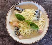 Паста с лососем и мидиями в сливочном соусе