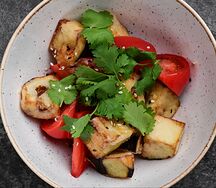 Салат с хрустящими баклажанами и узбекскими томатами