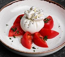 Буррата с томатами