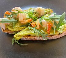 Брускетта с креветкой и гуакамоле