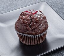 Кекс шоколадный с вишневым джемом