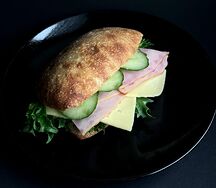 Сэндвич с сыром и ветчиной