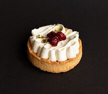 Корзиночка с клюквой и сливками
