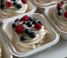 Павлова с ягодами