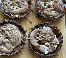 Тарталетка шоколадная с карамелью и арахисом