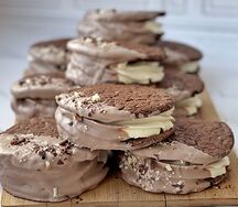 Печенье брауни с карамелью и арахисом