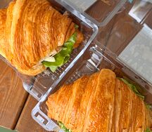 Круассан с лососем