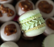 Макаронс Фисташка-вишня