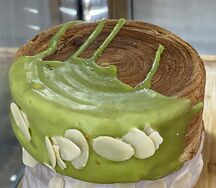 Крунат с фисташковым кремом