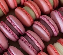 Макаронс Брусника в шоколаде