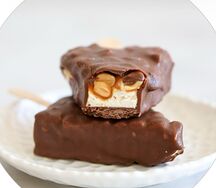 Чизкейк Сникерс на палочке