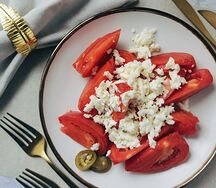 Салат из розовых томатов с сыром