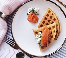 Вафля с творожным сыром и лососем
