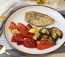 Куриная грудка гриль с овощами