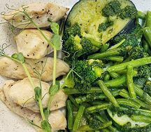 Куриная грудка с песто и овощами