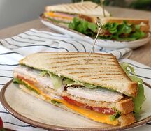 Фирменный сэндвич с курицей (два треугольничка)