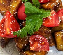 Хрустящие баклажаны с томатами, кинзой и азиатским соусом