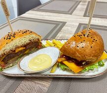 Бургер с говядиной и картофелем фри