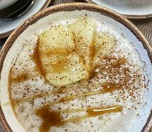 Овсяная каша с запеченным яблоком, корицей и карамелью