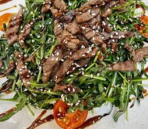 Теплый салат с говядиной и рукколой