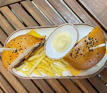 Бургер с курицей и картофелем фри