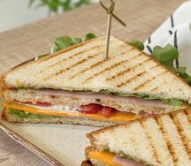 Фирменный сэндвич с ветчиной и беконом (два треугольничка)