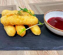 Сырные палочки с брусничным соусом