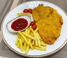 Шницель куриный с картофелем фри